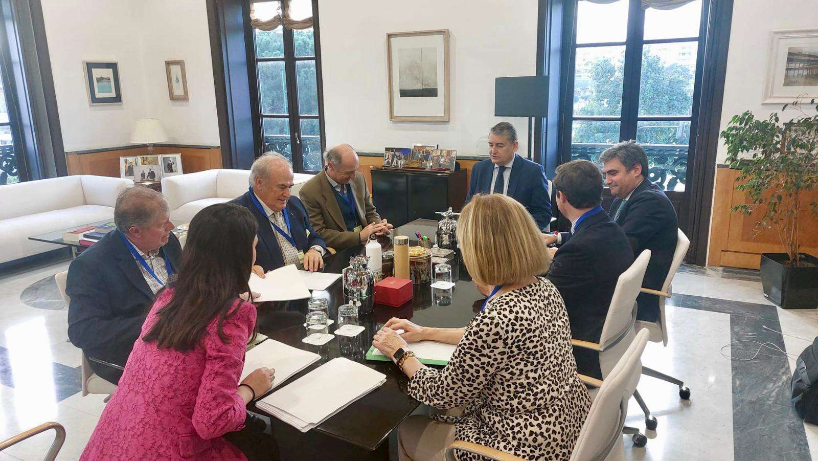 La Real Unión de Criadores de Toros de Lidia celebra una reunión con Consejero de la Presidencia, Administración Pública e Interior de la Junta de Andalucía