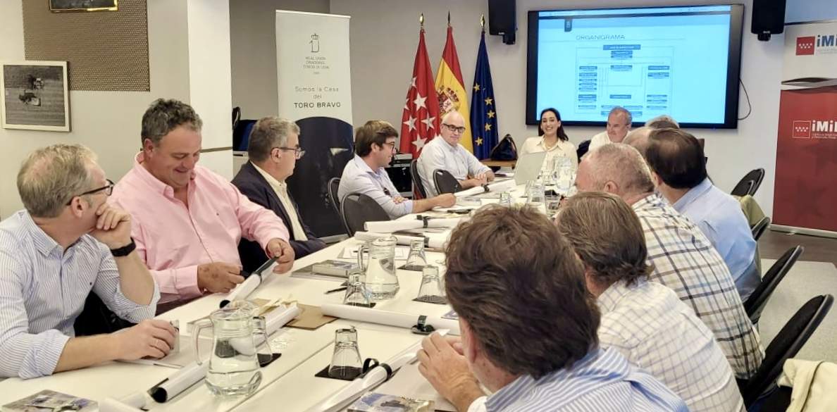 La RUCTL celebra un encuentro con el equipo de veterinarios inspectores del Libro Genealógico