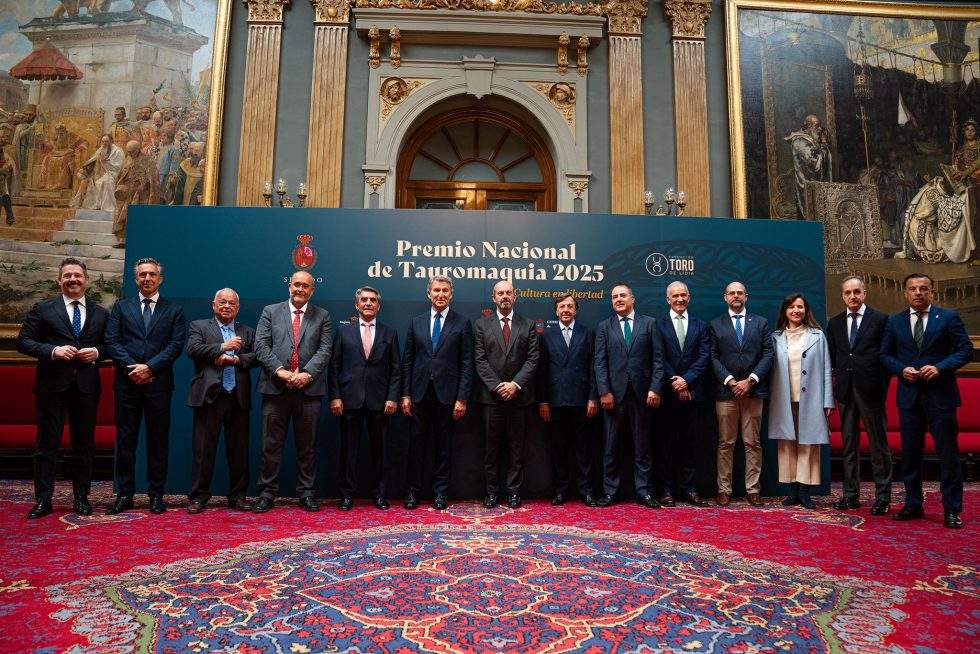 Miembros de la Junta Directiva de la RUCTL asisten a la entrega del Premio Nacional de Tauromaquia a Curro Vázquez