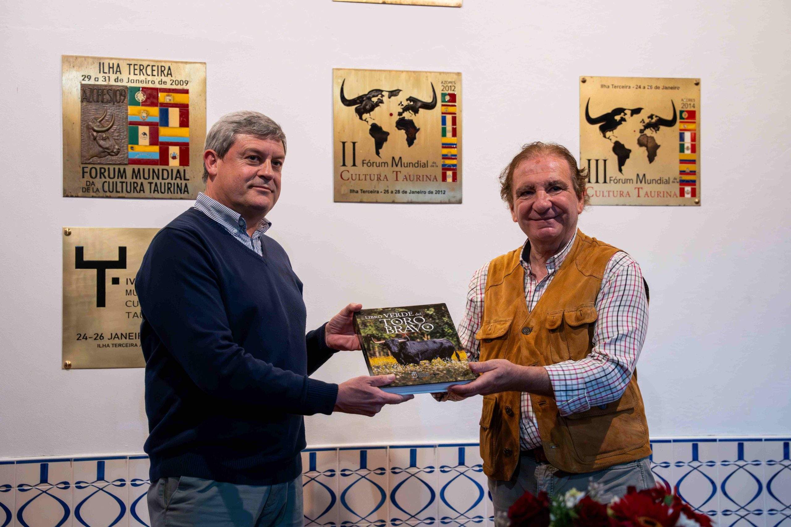 La Real Unión de Criadores de Toros de Lidia presenta el «Libro Verde del Toro Bravo» en Azores, con gran éxito de participación