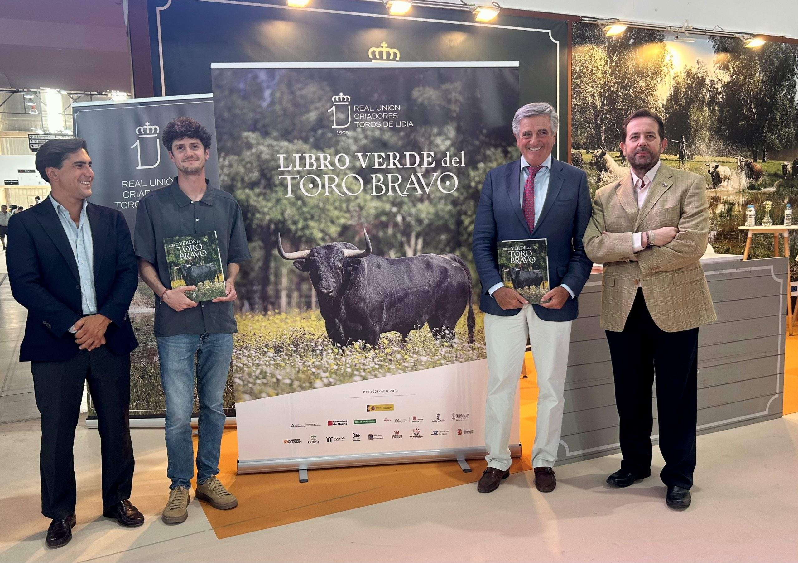 La RUCTL reivindica en Ecuextre al toro bravo como guardián de la biodiversidad y motor de conservación del medio rural