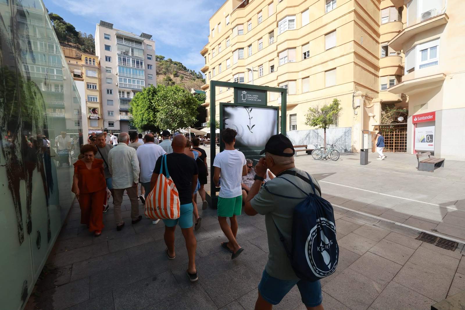El toro bravo se cruza con miles de ciudadanos y turistas en las calles de Málaga