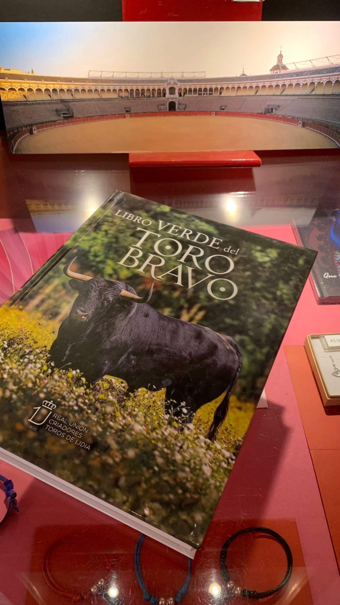 La RUCTL lleva el Libro Verde del Toro Bravo a la Real Maestranza y refuerza la promoción de su exposición en Sevilla